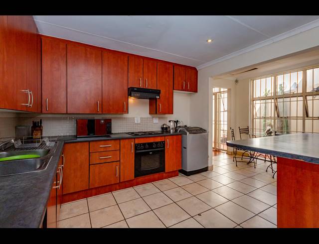 3 BEDROOM APARTMENT TO LET IN GREENSIDE